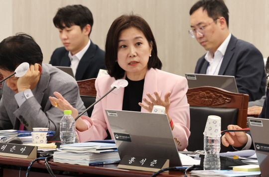 허은아 국민의힘 의원이 지난 10월11일 오후 세종시 정부세종청사에서 열린 국회 과학기술정보방송통신위원회의 과학기술정보통신부, 우정사업본부 등에 대한 국정감사에서 이종호 과기정통부 장관에게 질의하고 있다.<연합뉴스>